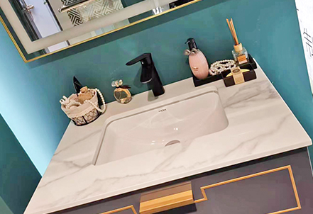 Washbasin and toiletries set